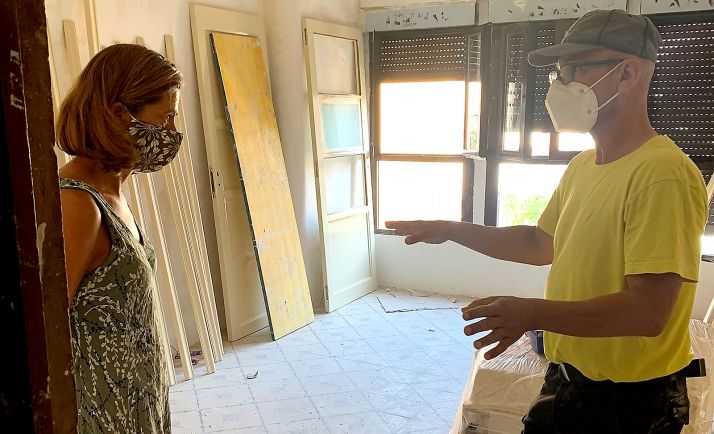 La responsable municipal junto a uno de los formadores del taller. /Ayto.