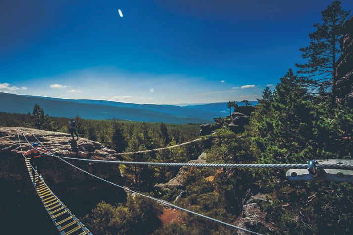 La Diputación acerca el pádel y las vías ferratas a los niños de zonas rurales