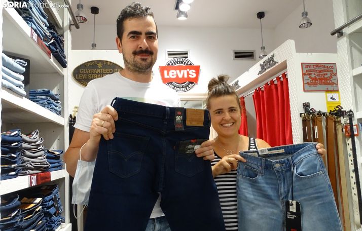 José Miguel Ortega y Lorena Lázaro, en su establecimiento. /SN