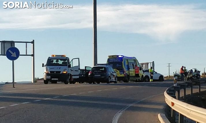 Una persona evacuada por un choque en la rotonda de Las Casas