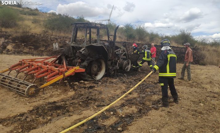 Arde un tractor cerca de Añavieja