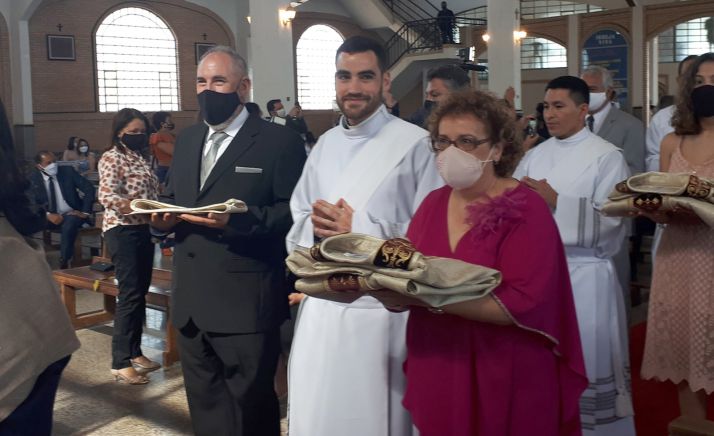 El nuevo presbítero, arropado por sus padres en la cerremonia. /PA