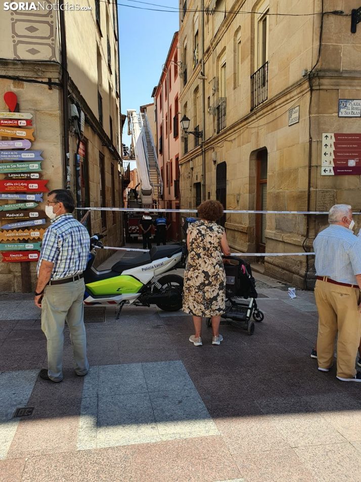 Unos desprendimientos de una fachada provoca el cierre de la calle Zapatería en la capital soriana