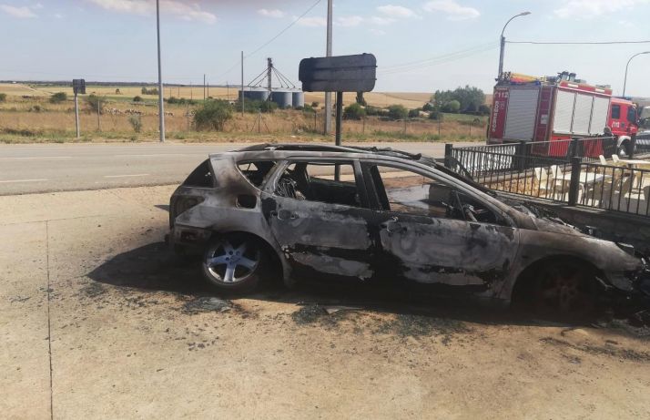 Arde un coche en Barahona