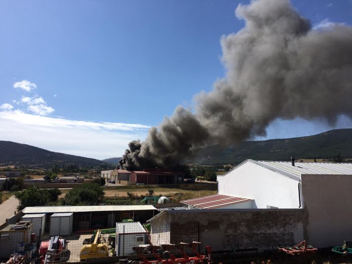 Fuego en una nave en Ólvega 
