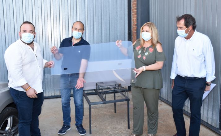 La Junta entrega mamparas anticontagio a los 83 taxistas de Soria