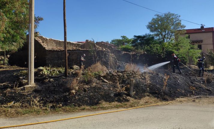 Los bomberos en las labores de apagado. /SN
