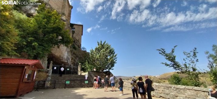 Los visitantes hacen cola en la ermita de San Saturio