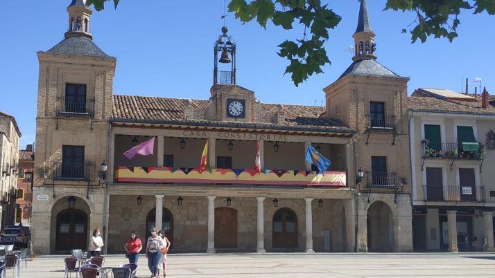 El Ayuntamiento de El Burgo de Osma luce los 15 pañuelos de las peñas
