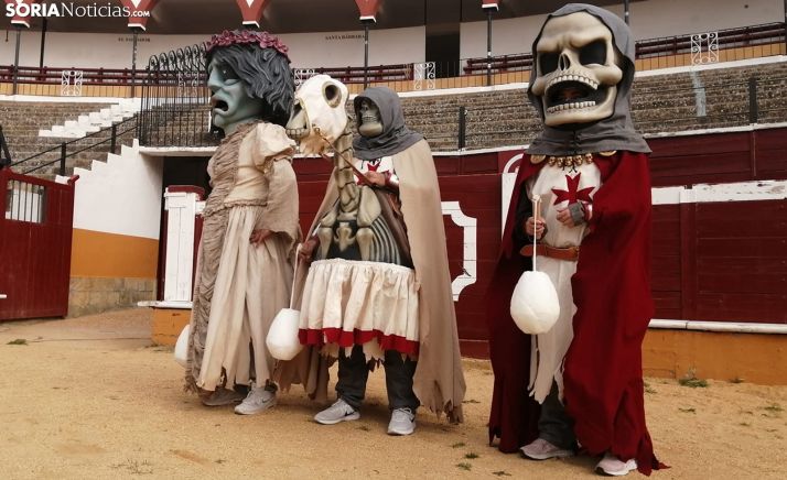 Tres nuevas ánimas se suman a la comparsa de gigantes y cabezudos