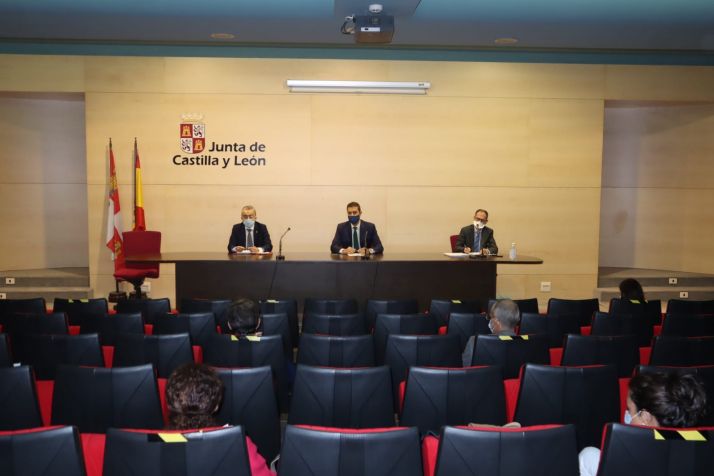 El consejero de la Presidencia ensalza la labor de los empleados públicos de las Delegaciones en la pandemia