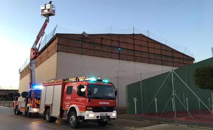 Intervención de los bomberos en el polideportivo burgense. /Dip.