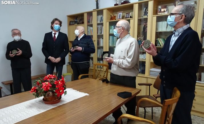 Los Padres Franciscanos reciben la medalla de los 900 años de la ciudad