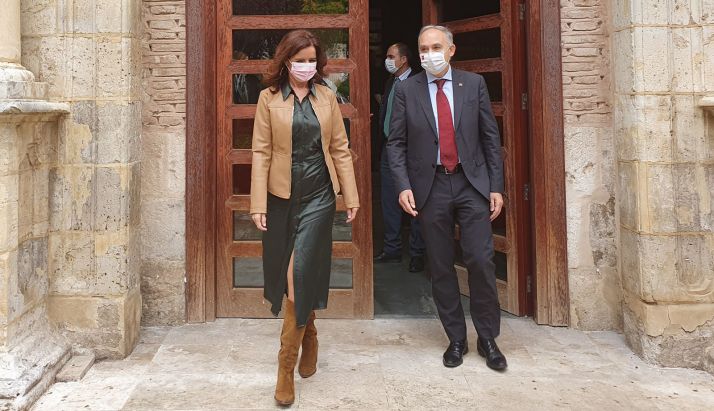La consejera y el rector tras la rúbrica del acuerdo. /Jta.