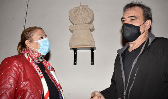 La delegada y el alcalde con la estela al fondo. /Jta.