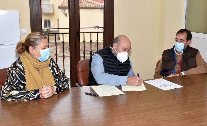 Un momento de la rúbrica del acuerdo. 