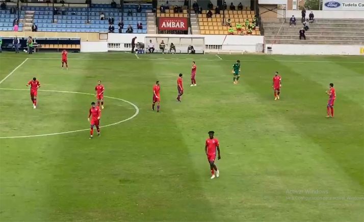 Los jugadores tras saltar al terreno de juego. /CDN