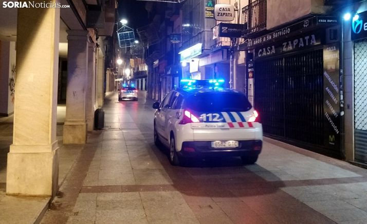 Dos patrullas de la Policía Local en la noche del sábado en El Collado. /SN