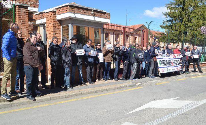 Una concentración de funcionarios frente al centro penitenciario de Soria. /SN
