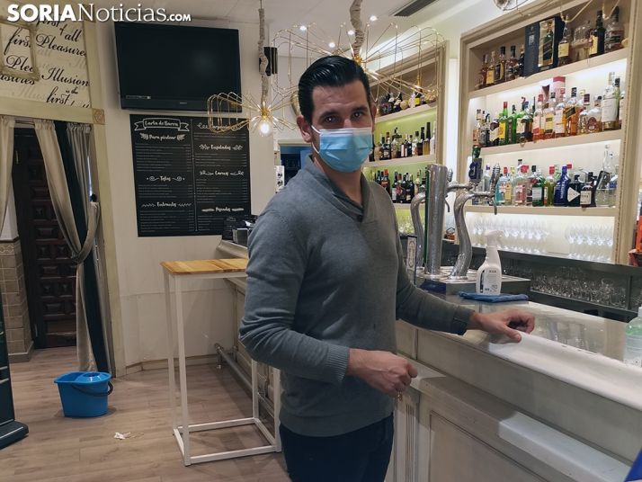 Pablo Cabezón, recogiendo su establecimiento para cerrrar antes del inicio del toque de queda.