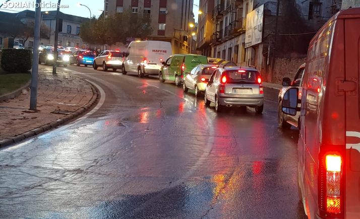 Atascos en la calle Santo Tomé por una avería del suministro de agua
