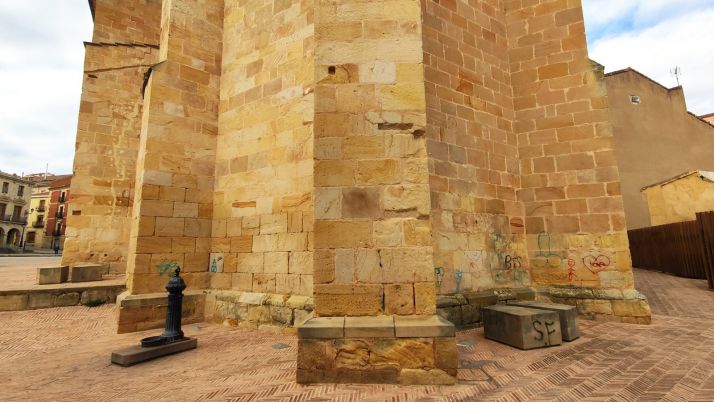 Llenan de penes la iglesia de La Mayor. Una gamberrada que te puede salir muy cara