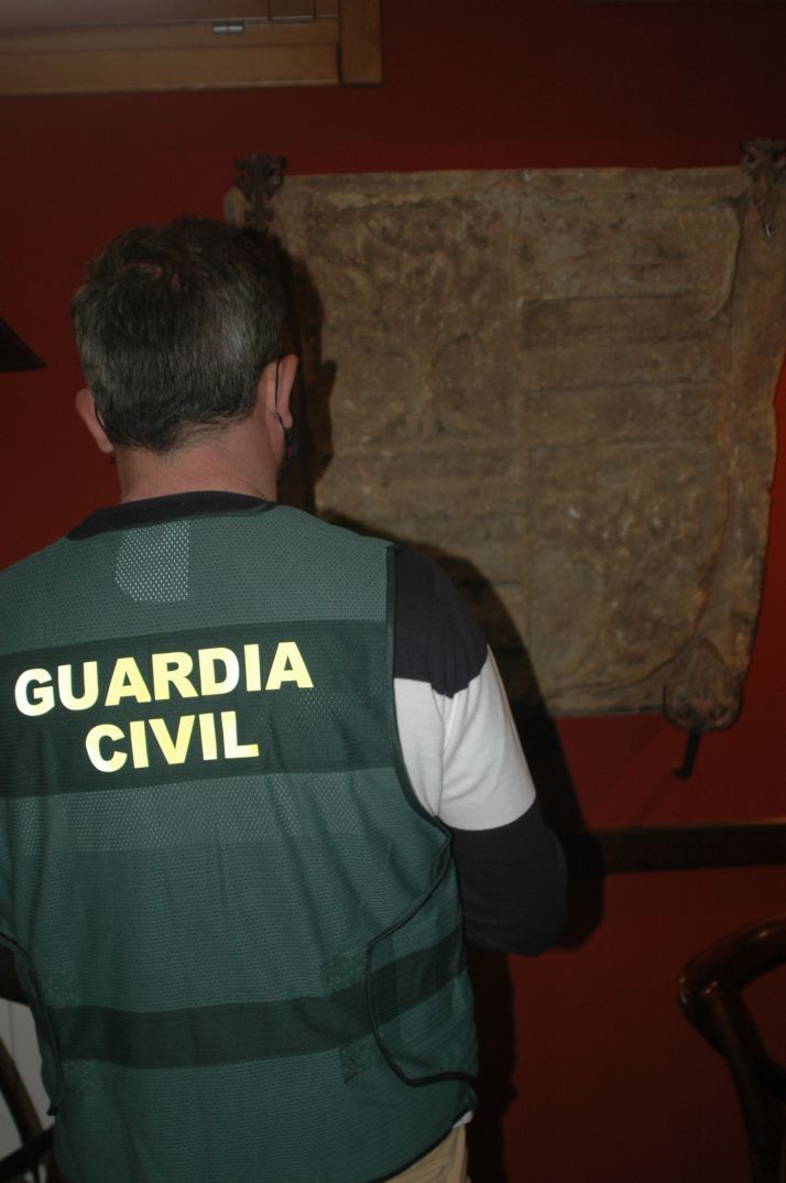 Requisan un escudo heráldico de piedra del siglo XVI en un bar de Soria