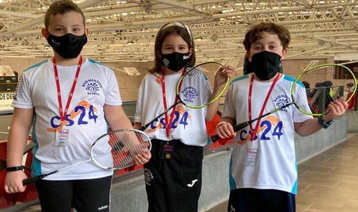Íker, Naroa y Aaron en las instalaciones deportivas de San Lorenzo del Escorial. 