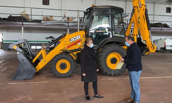 El Parque de Maquinaria de la Diputación se refuerza con una nueva pala cargadora con retroexcavadora