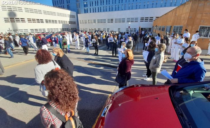 Una imagen de la concentración de este jueves frente al Santa Bárbara. /SN