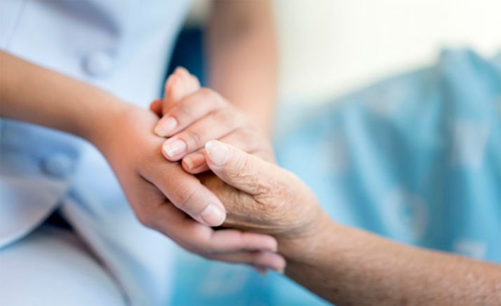 La Junta aboga por la gratuidad de la teleasistencia avanzada y establece un contrato único para reorganizar la prestación