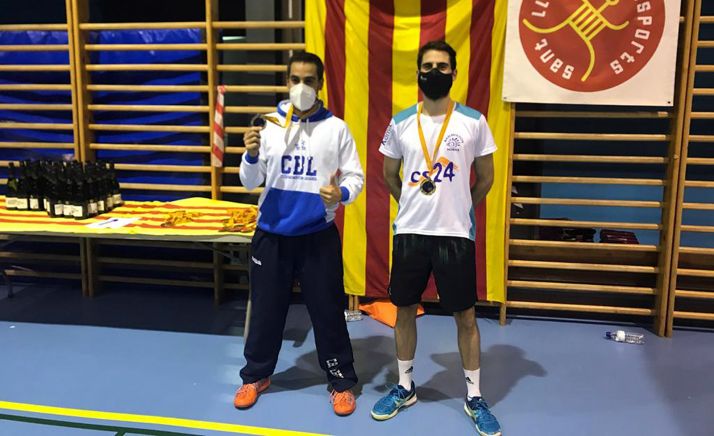 Víctor Ortega, a la derecha, con su medalla. 