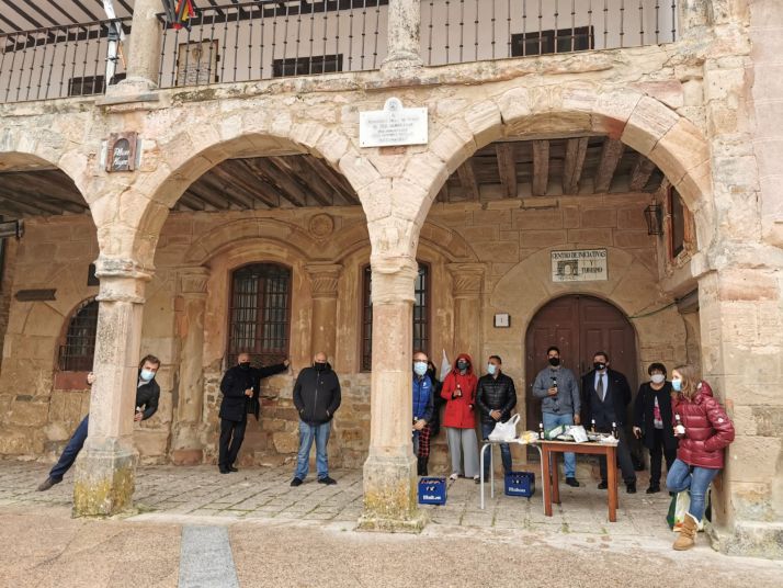 Medinaceli, extrañando su Toro Jubilo, comparte un insólito vermut de los Cuerpos Santos