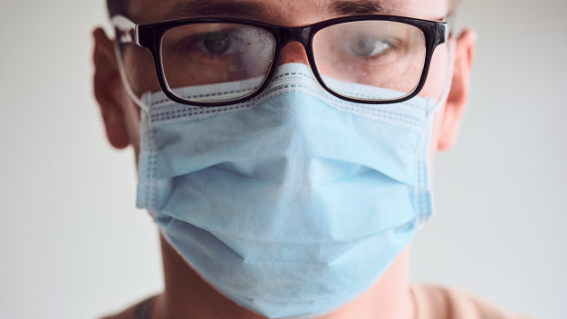 ¿Gafas empañadas por la mascarilla? La gamuza que soluciona este problema y que puedes comprar en Soria por 9€