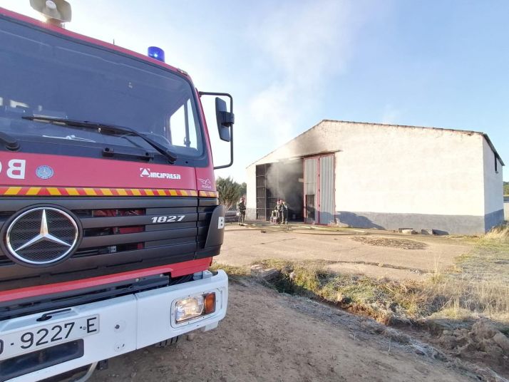 Arde una nave agrícola en Navalcaballo
