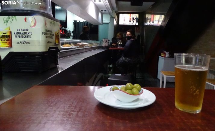 Interior de uno de los bares abiertos hoy en El Tubo. /SN