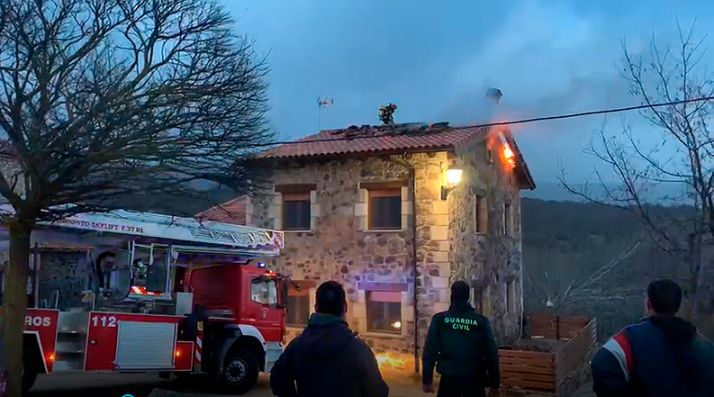 15 bomberos del parque de Soria sofocan incendios en Navalcaballo y Barriomartín