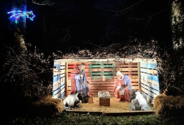La decoración Navideña deslumbra en Fuentecantos. Su Belén es de tamaño real