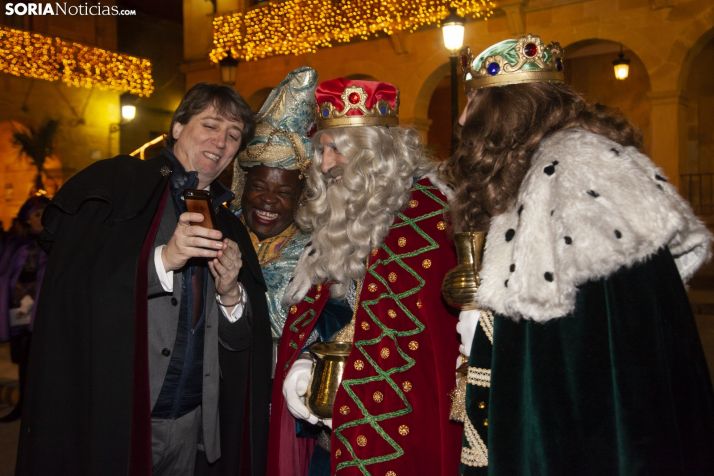 El alcalde de Soria con sus majestades en una imagen de archivo. 