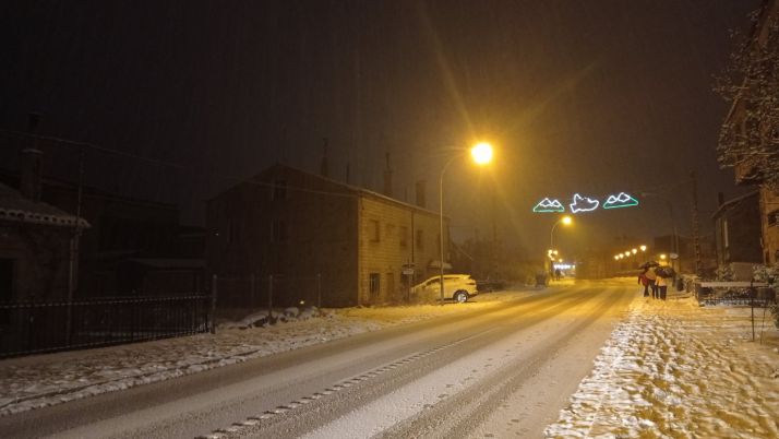 La nieve complica la circulación en las carreteras de Pinares
