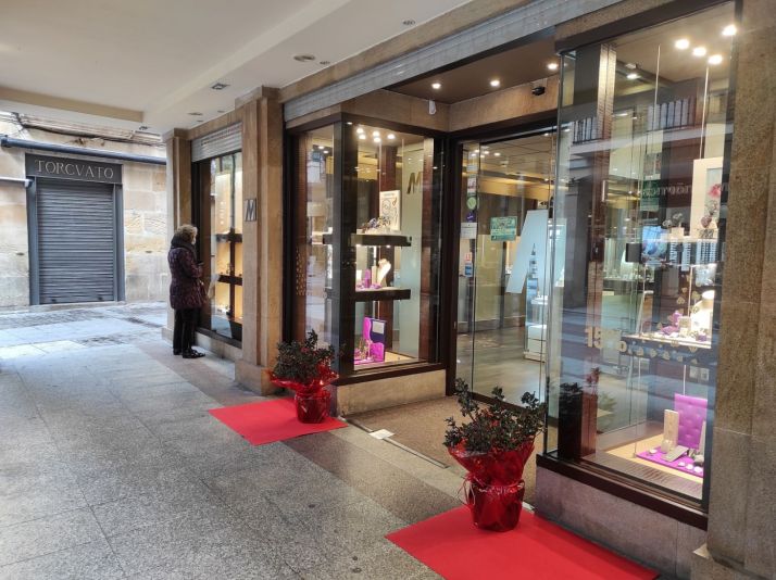 Los comercios sorianos recuperan el acebo en la decoración navideña 