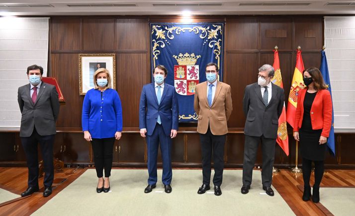 Mañueco invita a los empresarios a elaborar proyectos para competir por los fondos europeos