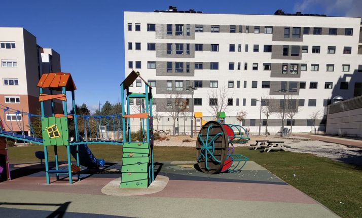 Uno de los aparatos arrancado del suelo. 