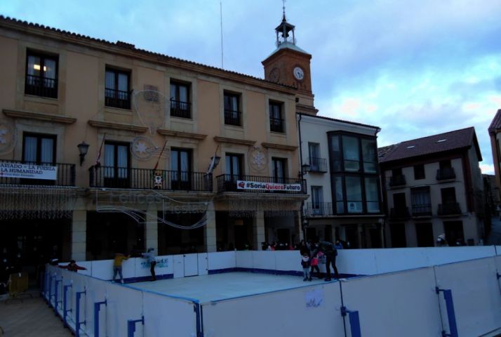 Almazán comienza la Navidad patinando