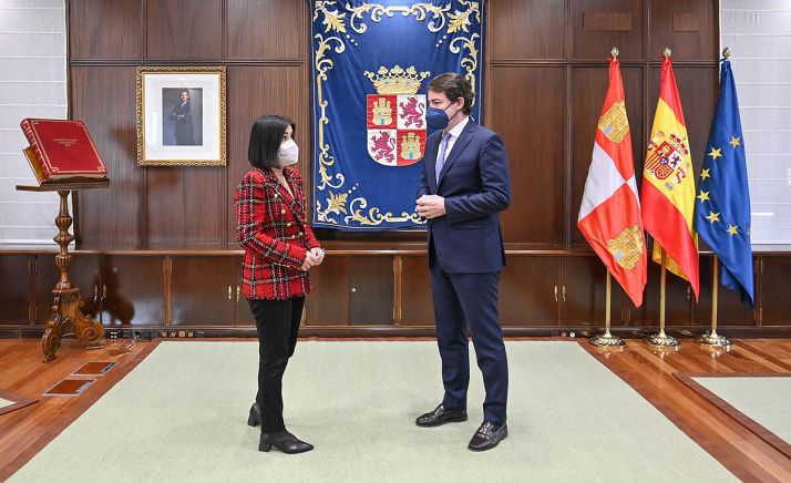 Reunión entre el presidente regional y la ministra. /Jta.