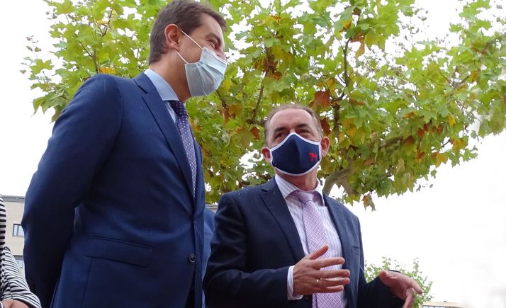 Serrano (dcha.) con el consejero de Presidencia en una visita a Golmayo. /SN