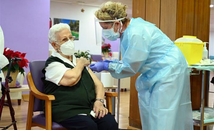 Una interna y una técnico auxiliar de enfermería de la residencia Los Olmos, de Guadalajara, las primeras vacunadas frente a la COVID-19