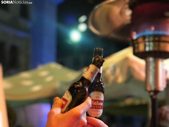 Cervezas bajo los copos de nieve en el Tubo