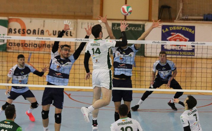 Una imagen del partido hoy en el pabellón de Los Pajaritos. /María Morales