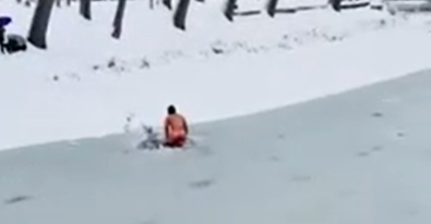 VÍDEO: Un soriano, demasiado valiente, se baña en el Duero rodeado de nieve y hielo